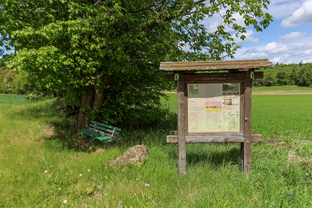 Rastplatz mit Infotafel Richtung Mallburg