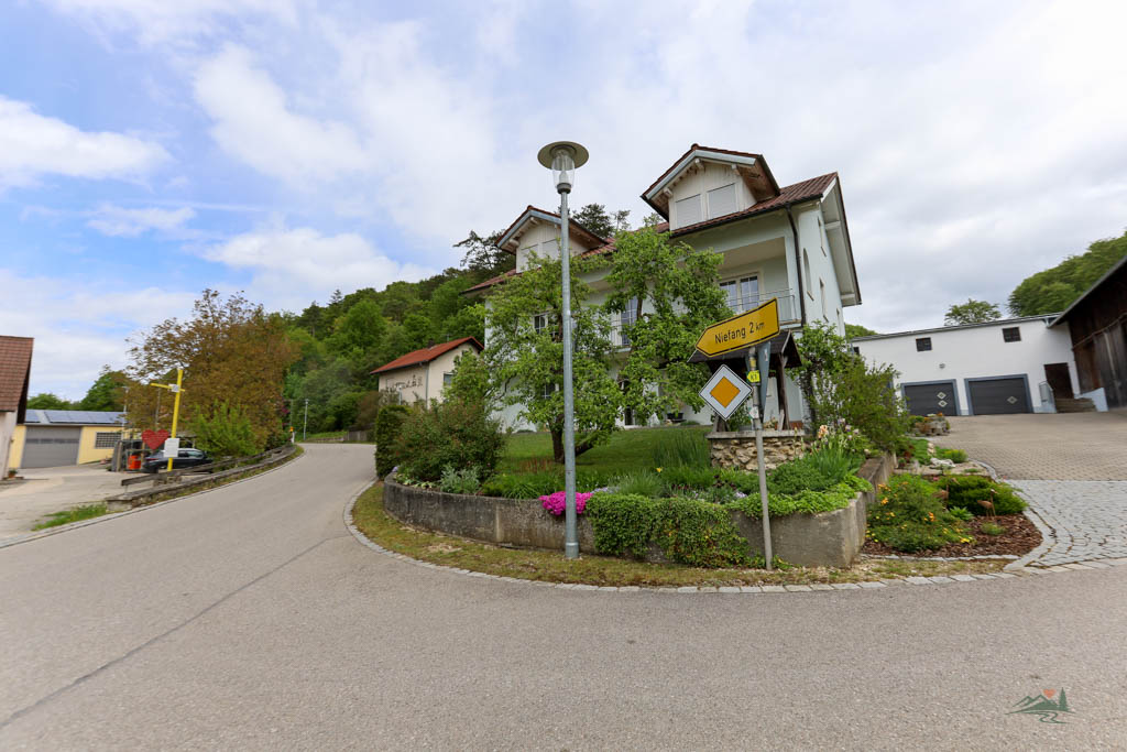 Wegweiser Richtung Burgstall Wieseck