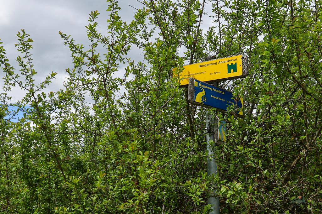 Wegweiser zur Burgruine Stossenberg-Rundeck