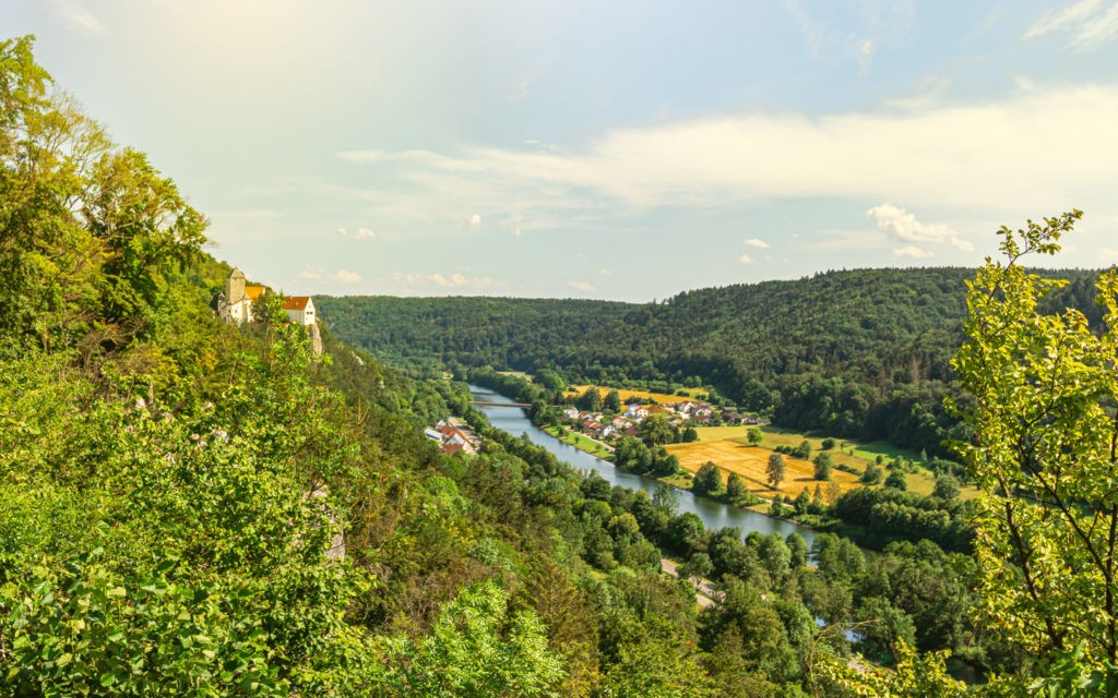 Höhenweg Altmühltal an der Burg Prunn