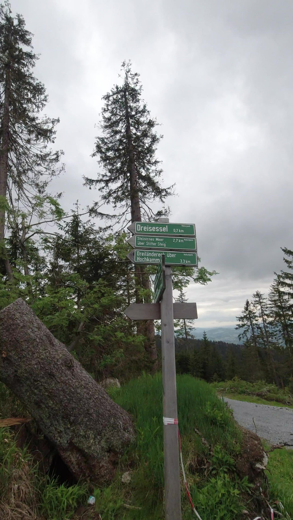 Wegweiser am Parkplatz Dreisesselberg