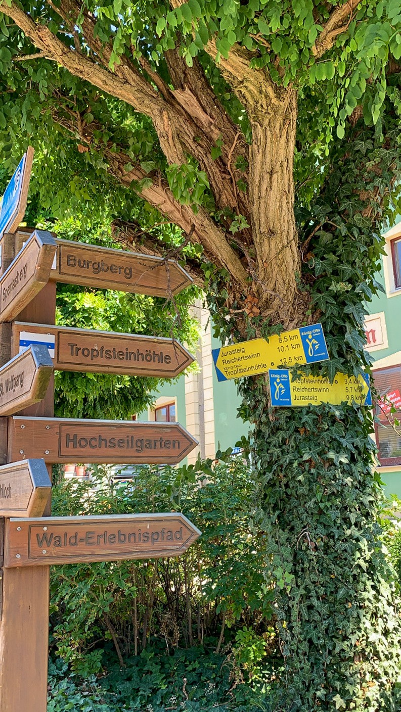Wegweiser an der Burgstraße in Velburg